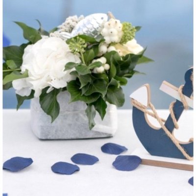 Mariage thme mer  - 100 ptales de rose artificiels bleu marine avec feuilles : illustration